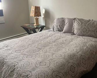 One Bedroom Main floor Apartment - Камрось - Спальня