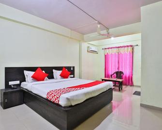 OYO 24833 Hotel Silver - Daman - Slaapkamer