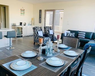 Luxurious Lake front Island Twnhome Friday Harbour - Innisfil - Dining room