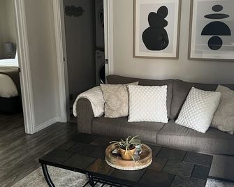 Executive apartment w/ free parking & WiFi - North Bay - Living room