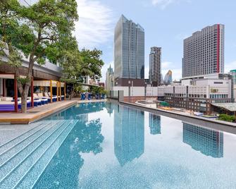曼谷白金水門諾富特酒店 - 曼谷 - 游泳池