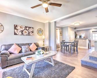 6 Mi to Inner Harbor - Family Home w/ Fenced Yard! - Baltimore - Living room