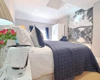 Multi Award winning holiday home with a stunning view of the Iron Bridge. - Telford - Bedroom