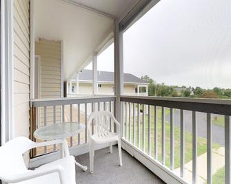 Condo by the beach with screened porch, seasonal indoor pool & basketball court - Wells - Balcón