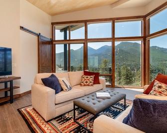 Azure Vista Vacation Home At Windcliff 3 Bedroom Home by RedAwning - Estes Park - Living room