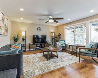 Park And Mountain View, Near Downtown Ev - Everett - Living room