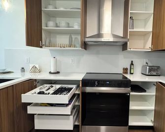 Modern 3-bedroom apartment by The Wittenberg Steemer - Springfield - Keittiö