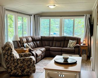Relax & recharge at our cozy 3-bedroom cabin on beautiful Ojaski Lake - Cameron - Living room