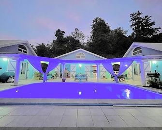 Chambre Et Table D'hotes De Charme Chez - Le Gosier - Pool