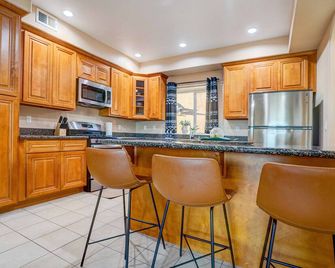 Boho 4Bedroom Family Townhome (10 min to SD Zoo) - National City - Cocina