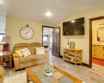 Platte Vacation Rental about 3 Mi to Missouri River! - Platte - Living room