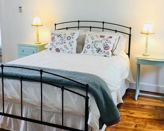 Ideal location- on a quiet street downtown, walk to everything - Camden - Bedroom