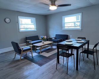 2 Bedroom, Efficiency Apartment Near Bus Stop And Trolley Line Near Downtown - פיטסבורג - חדר אוכל