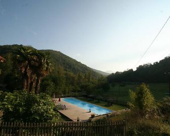 Large gîte by the river, private terrace, - Montferrer - Pool
