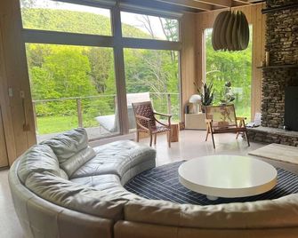 Modern Catskills Escape w/ Hot tub, Creek, & Views - Margaretville - Obývací pokoj