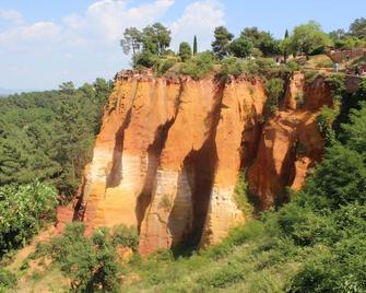 Beautiful 250 year old Village House in centre of Roussillon with stunning views - Roussillon - Building