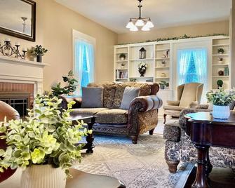 College of Wooster 3100 sq ft. Historic Home - Wooster - Living room