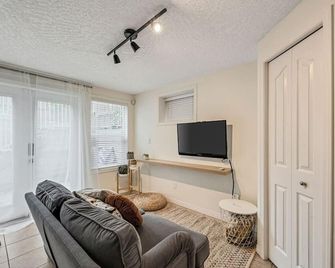 Bright suite in Vibrant Fernwood - Victoria