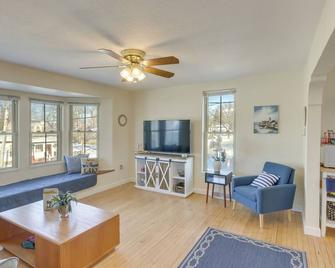 Delafield Vacation Rental Near Lakes and Parks! - Delafield - Living room