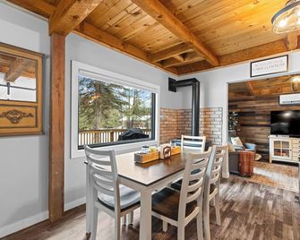 Blue Haven - Wooded, pet friendly home w/ trailer parking, AC, and deck - Donnelly - Eetruimte