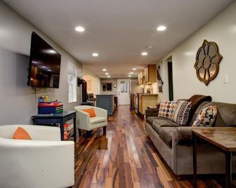 Creekside Retreat on the Creek with fire pit - Weaverville - Living room