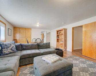 Charming and cozy downtown Bozeman 3 bedroom condo Walk to dinner and drinks - Bozeman - Sala de estar