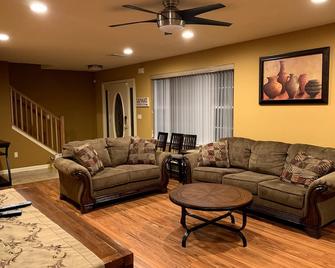 Gorgeous Villa in Pocono nr Ski Slopes, Camelback, Kalahari w Games Rm & Hot tub - Pocono Summit - Sala de estar