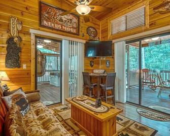 Double Nickel - A Tiny Home - Blairsville - Living room