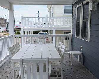 Surf City NEW 3BR 1st Fl - Steps to Kid Friendly Bay Beach Walk to Ocean - Beach Haven - Balcony