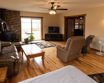 Relaxing cabin on Beaver Lake, by Namekagon River and close to Hayward - Hayward - Wohnzimmer