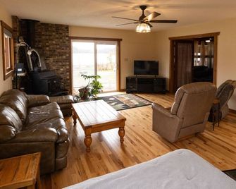 Relaxing cabin on Beaver Lake, by Namekagon River and close to Hayward - Hayward - Вітальня