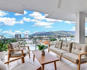 Stylish Apartment with City Views, Pool, and Walkable Cairns Location - Trinity Beach - Balcón