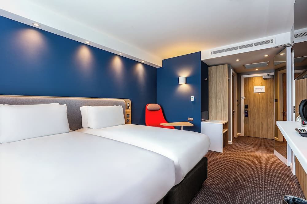 Holiday Inn Express Fleet By IHG - Fleet - Schlafzimmer