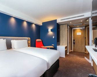 Holiday Inn Express Fleet By IHG - Fleet - Schlafzimmer