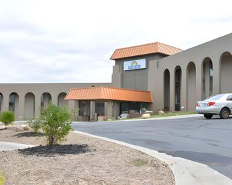 Days Inn by Wyndham West Des Moines - West Des Moines - Building