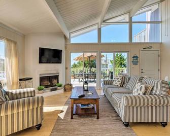 Westhampton Beach Home with Deck and Ocean Views! - Westhampton Beach - Living room