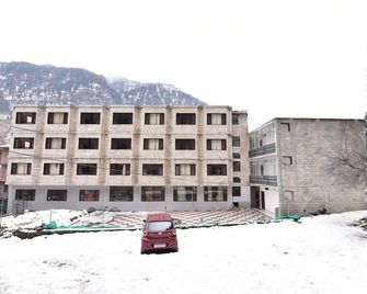 Kapoor Resorts - Manali - Building
