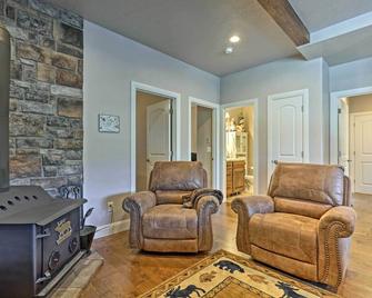Mammoth Creek Apt Between Bryce Canyon and Zion! - Hatch - Living room
