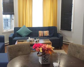Charming 2-bedroom apartment with WiFi, AC in peaceful Laval - Laval - Wohnzimmer