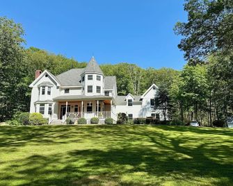 Private Luxury Stay in Expansive Home & Property - Easton - Building