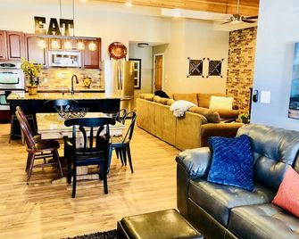 Fabulous Find/New King Cozycondo Nestled In Thepines/Hikn'/Central/Bryce/Ziongem - Duck Creek Village - Living room