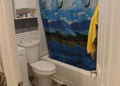 Washington Heights, Private Basement Room! - Milwaukee - Badkamer