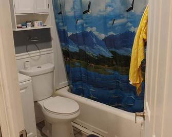 Washington Heights, Private Basement Room! - Milwaukee - Bathroom