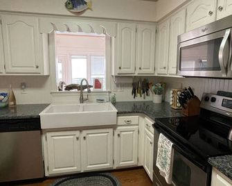 House on the Chesapeake Bay - Tilghman Island - Kitchen