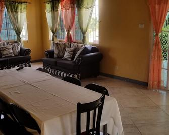 Chaudhry House Montego Bays- 2nd floor apt - Montego Bay - Dining room