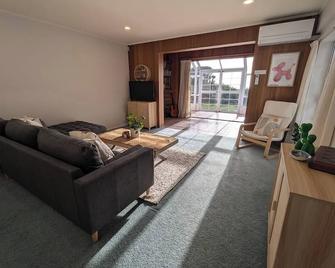 The Sandpit Relaxing Beachfront Getaway - Waikanae - Living room