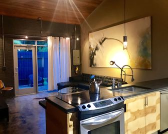 The Hangar Lofts Hotel - Columbia - Kitchen