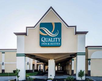 Quality Inn & Suites Conference Center Across from Casino - Erie - Building