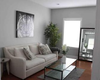 Beautiful and cozy 2 in 1 home! - Chapel Hill - Living room