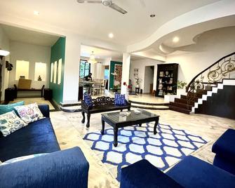 Casa Riverside Uber Luxury Villa with a Pool - Morjim - Living room